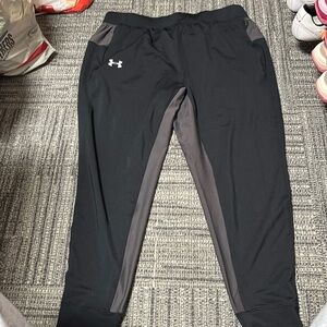 Under Armour Fitted Joggers with zippered pockets.  Size 2XL.
